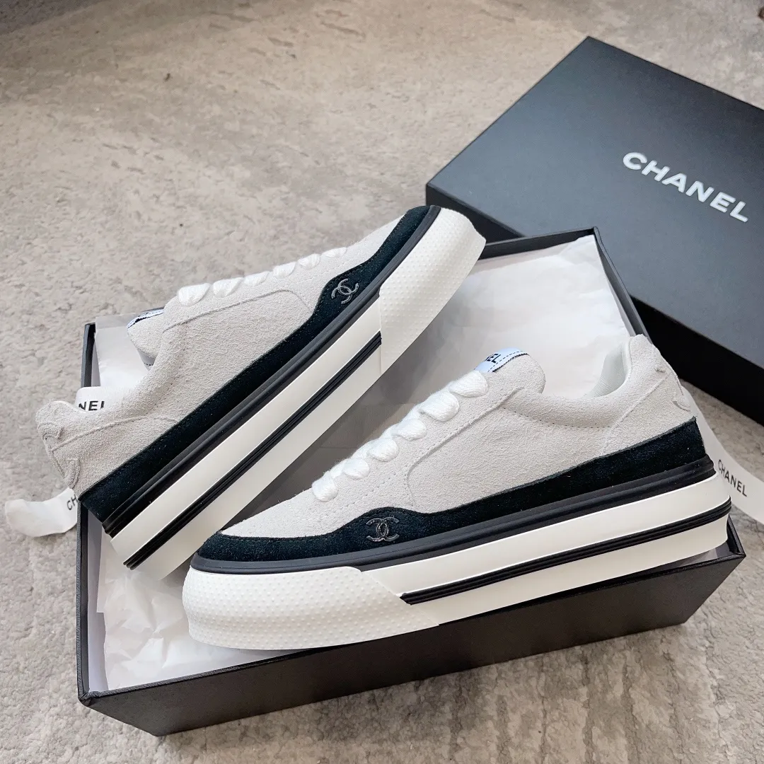 👟👟Ex-factory price 520👟👟 Chanel 23b new panda shoes C's new casual white shoes sneakers There is a reason why these shoes are so popular 🔥 They are so comfortable. They are a shoe that coexists with comfort, beauty and versatility. You can easily walk ten thousand or twenty thousand steps without any pressure. The original development last shape is delicate and stylish, and you are not afraid of wide feet. It will not make your feet fat, and it looks good and comfortable on your feet! It feels very light on the feet! Comfortable and breathable! Super whitening‼ ️It’s really a perfect match. Upper: first-layer cowhide/➕sheepskin lining. Exclusive 1:1 original customization [different from market currency‼ ️】The foot pads are made of imported mixed sheepskin, which is breathable and comfortable! ✔ T👟👟Ex-factory price U outsole exclusive original development private model! Differentiating the market rubber outsole‼ ️✔ Size: 35-39 (40 orders cannot be returned or exchanged)